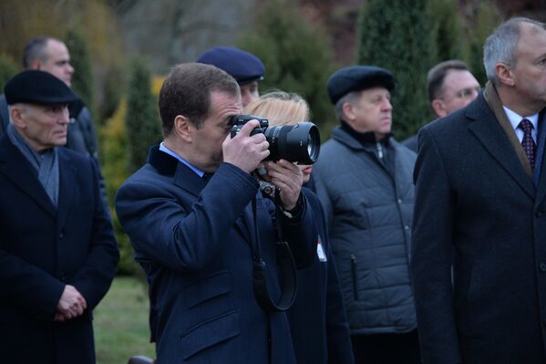 В декабре 2018 года местом проведения очередного союзного Совмина был выбран белорусский Брест. Перед началом заседания для российской и белорусской делегаций была проведена экскурсия по Брестской крепости – Дмитрий Медведев увлеченно фотографировал увиденное.   - Sputnik Беларусь