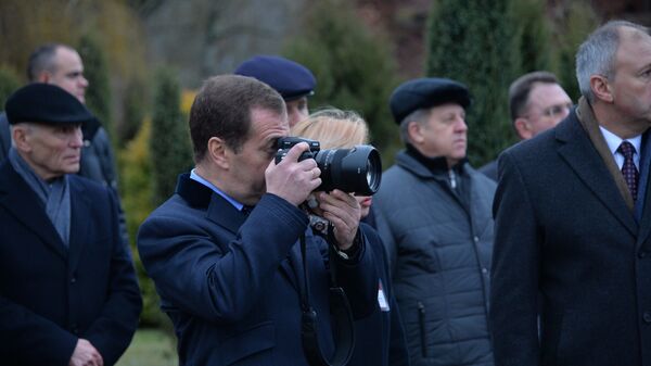 Фотафакт: расійскі прэм'ер Мядзведзеў фатаграфаваў Брэсцкую крэпасць - Sputnik Беларусь