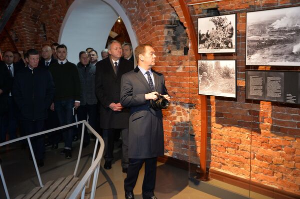 Фотофакт: российский премьер Медведев фотографировал Брестскую крепость - Sputnik Беларусь