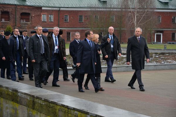 Фотофакт: российский премьер Медведев фотографировал Брестскую крепость - Sputnik Беларусь