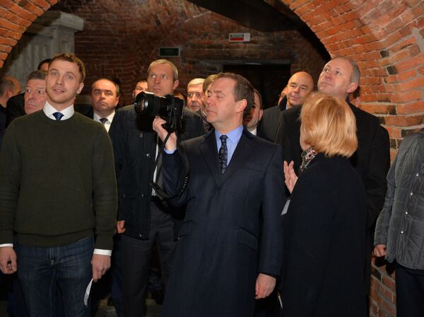 Фотофакт: российский премьер Медведев фотографировал Брестскую крепость - Sputnik Беларусь