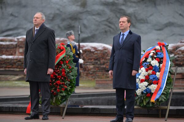 Фотофакт: российский премьер Медведев фотографировал Брестскую крепость - Sputnik Беларусь