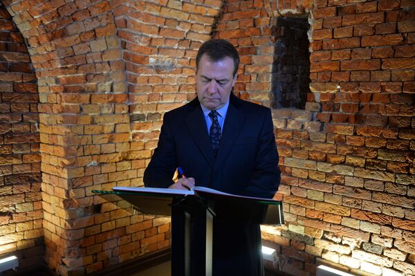 Фотофакт: российский премьер Медведев фотографировал Брестскую крепость - Sputnik Беларусь