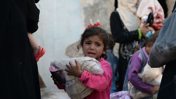 Раздача гуманитарной помощи населению Сирии, архивное фото - Sputnik Беларусь