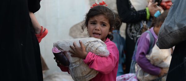 Раздача гуманитарной помощи населению Сирии, архивное фото - Sputnik Беларусь