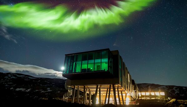 Экоотель ION Hotels расположен на западе Исландии, на склоне вулкана Хендгиль, в часе езды от Рейкьявика. Мебель здесь из плавника и застывшей лавы, сваи из вулканического пепла, отопление за счет геотермальных источников. Ресторан отеля Сильфра получил свое название в честь тектонического разлома на границе евразийской и американской литосферных плит. Есть и бар с видом на северное сияние.  - Sputnik Беларусь