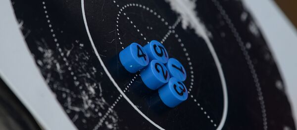 Тренерский планшет с отметками попадания спортсмена при стрельбе на тренировке - Sputnik Беларусь