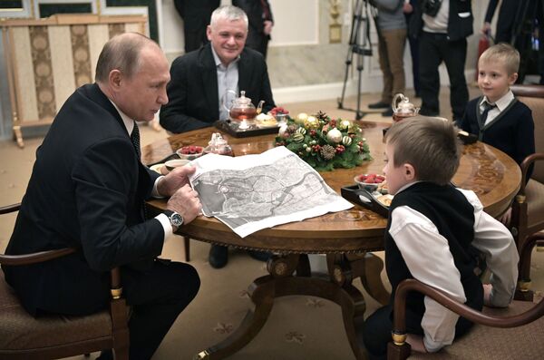 Путин исполнил мечту тяжелобольного мальчика, покатав на вертолете — видео - Sputnik Беларусь