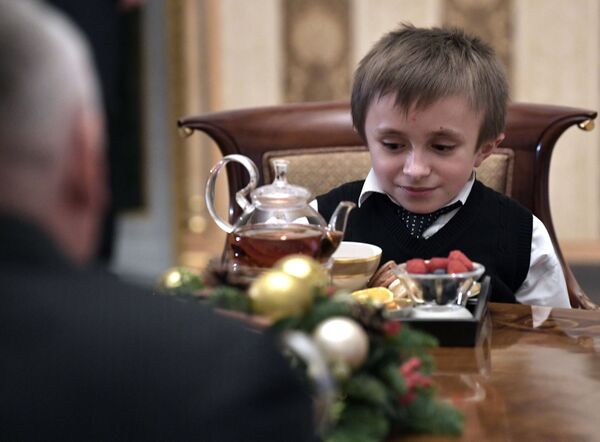 Путин исполнил мечту тяжелобольного мальчика, покатав на вертолете — видео - Sputnik Беларусь