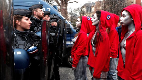 В акции протеста желтых жилетов в Париже приняли участие феминистки - Sputnik Беларусь