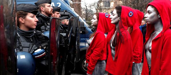 В акции протеста желтых жилетов в Париже приняли участие феминистки - Sputnik Беларусь