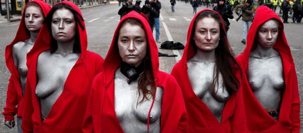 Девушки загримировались под деву Марианну - один из символов Парижа - Sputnik Беларусь