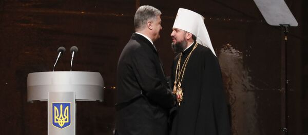 Президент Украины Петр Порошенко и глава новой церкви Епифаний Президент Украины Петр Порошенко и глава новой церкви Епифаний - Sputnik Беларусь