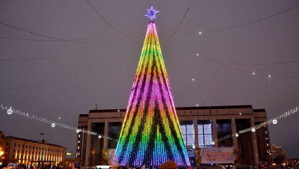 В этом году елку решили украсить пиксельными гирляндами - Sputnik Беларусь