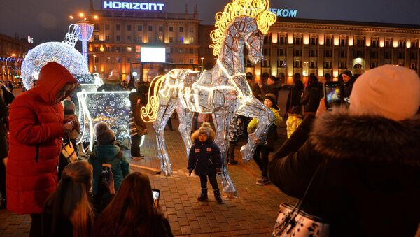 У горожан мгновенно после включения новогодней иллюминации появилось праздничное настроение - Sputnik Беларусь