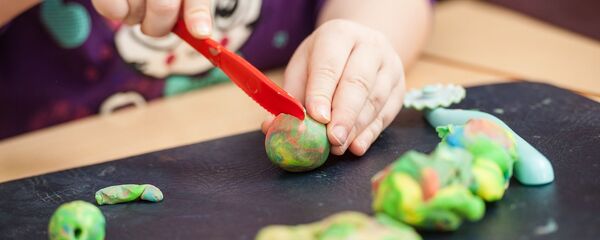 Ребенок в детском саду лепит из пластелина, архивное фото - Sputnik Беларусь