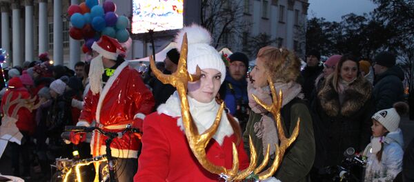 Дзяды Марозы на веласіпедах: як запальвалі елкі ў Гродне Дзяды Марозы на веласіпедах: як запальвалі елкі ў Гродне - Sputnik Беларусь