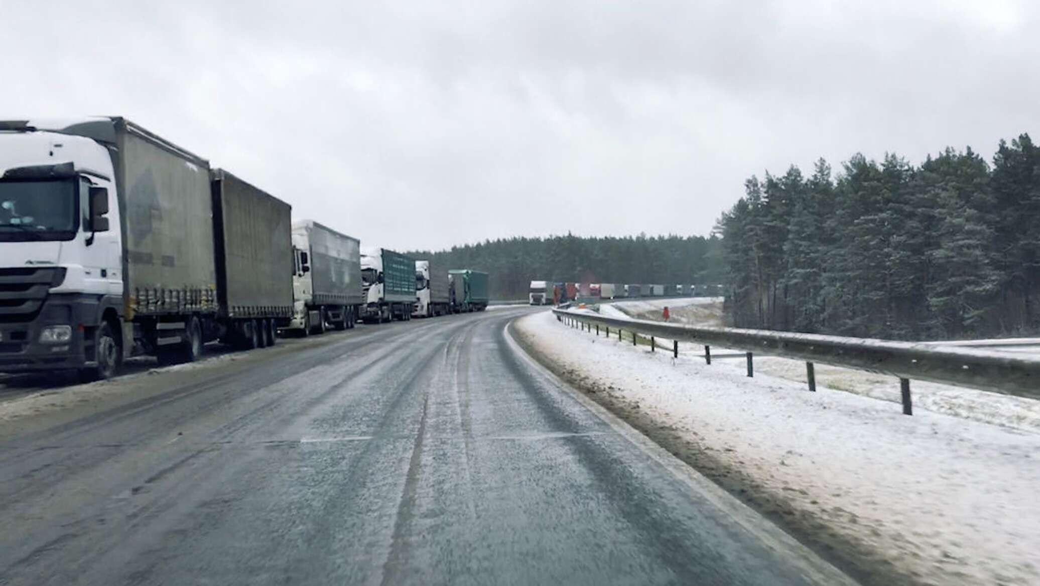 Выезд из беларуси в литву. Белорусско-литовская граница. Очередь грузовиков на границе белоруссии каменный лог. Очередь на границе каменный лог грузовые автомобили с литвой. Выехать на фуре из близко расположенных фур.