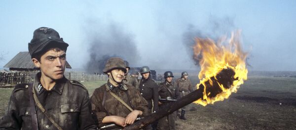 На съемках фильма Иди и смотри режиссера Элема Климова. На съемках фильма Иди и смотри режиссера Элема Климова. - Sputnik Беларусь