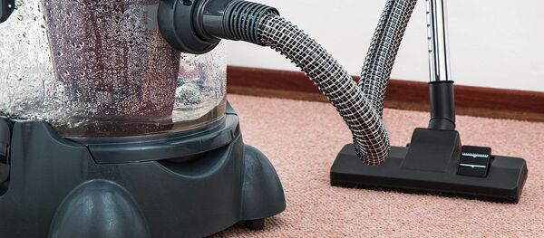 Объектами презентаций чаще всего становятся дорогостоящие и не самые нужные в хозяйстве вещи - Sputnik Беларусь