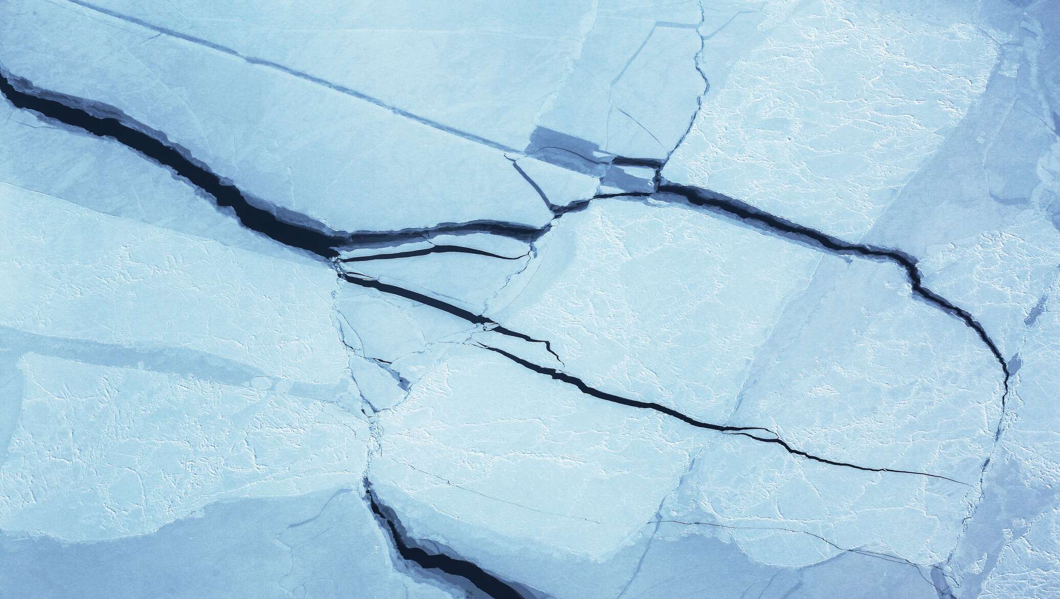 Трещины на льду. Льдина с трещинами. Треснувший лед. Потрескавшийся лёд на реке.