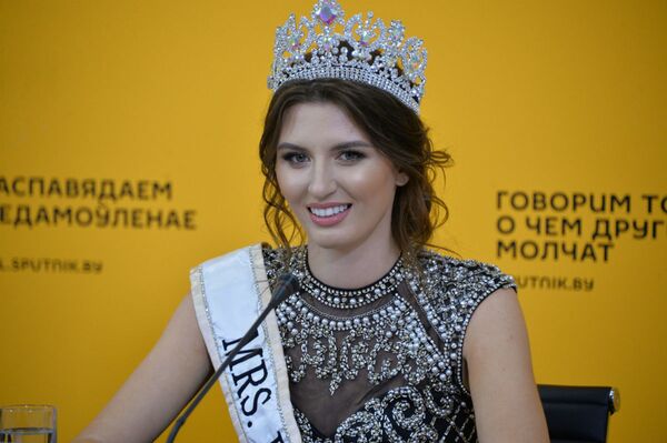 Пераможца Mrs. Globe 2017: раю ўсім дзяўчатам часцей апранаць карону Пераможца Mrs. Globe 2017: раю ўсім дзяўчатам часцей апранаць карону - Sputnik Беларусь