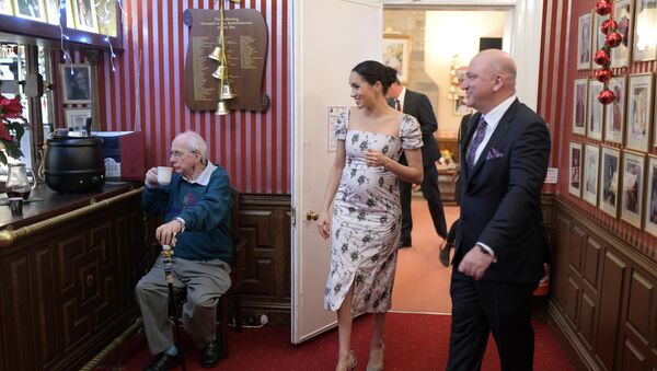 Меган, герцогиня Сассексская , посещает дом престарелых - Sputnik Беларусь