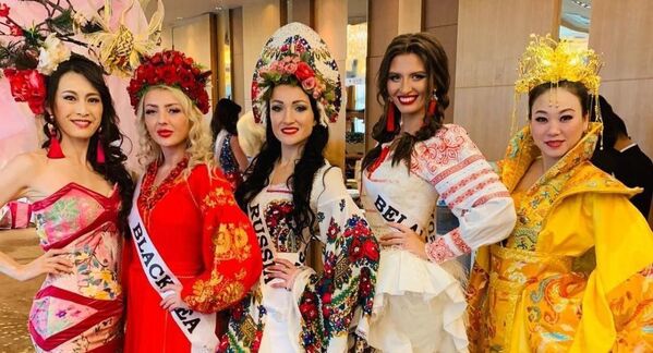 Участница конкурса, обладательница титула Mrs. Russia Globe 2018 Яна Шакурова (в центре) - Sputnik Беларусь