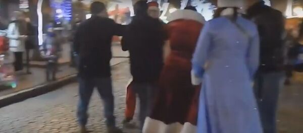 Одесский Дед Мороз лишил коллегу бороды и накинулся на прохожего - Sputnik Беларусь