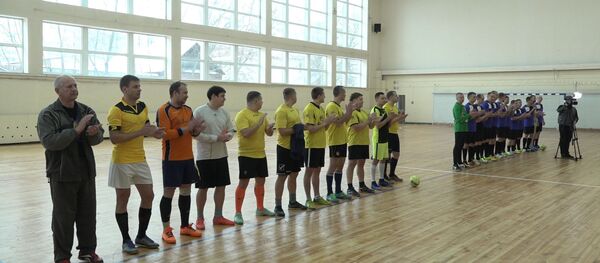 Сотрудники МВД и бывшие наркозависимые сыграли в одной команде в футбольном матче - Sputnik Беларусь