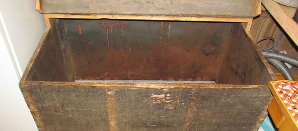 Сундук, в который затолкали мужчину - Sputnik Беларусь