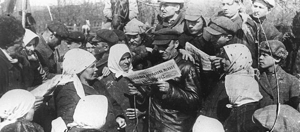 Колхозники сельскохозяйственной артели им. Буденного Заславского района Минского округа читают газеты, 1929 год. - Sputnik Беларусь