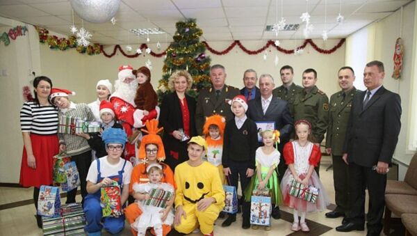 Белорусские пограничники приняли участие в акции Наши дети - Sputnik Беларусь