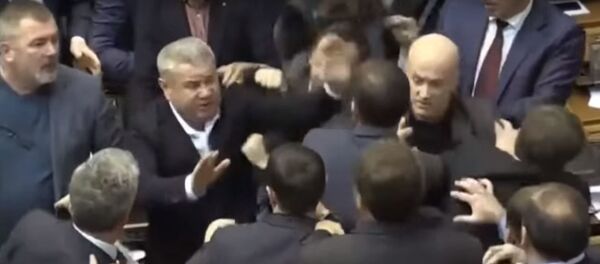 Украинские депутаты снова устроили массовую драку в Раде - Sputnik Беларусь