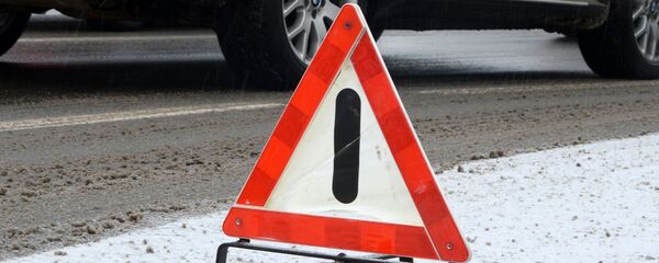 Знак аварийной остановки на дороге Знак аварийной остановки на дороге - Sputnik Беларусь