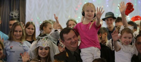 Министр обороны Беларуси Андрей Равков в Андреевском детском доме - Sputnik Беларусь