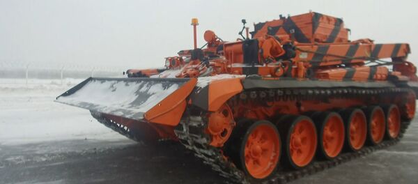 Работа бронированного эвакуатора на базе танка Т-72 в аэропорту Домодедово - Sputnik Беларусь