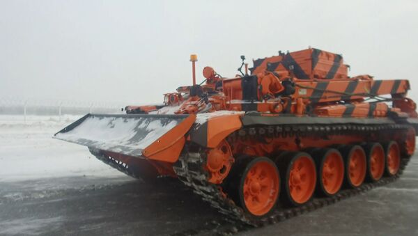 Работа бронированного эвакуатора на базе танка Т-72 в аэропорту Домодедово - Sputnik Беларусь