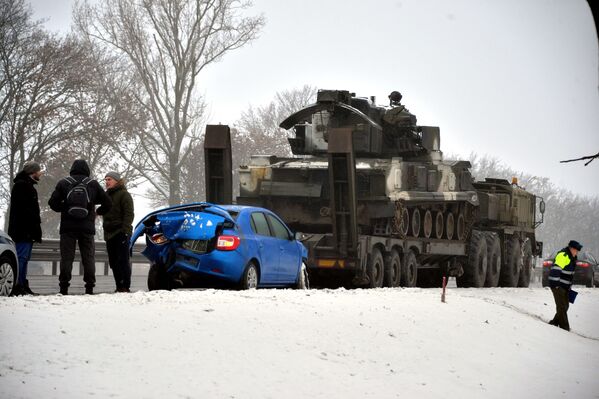 В тягач, перевозивший зенитный комплекс Тунгуска, врезался Renault Logan - Sputnik Беларусь
