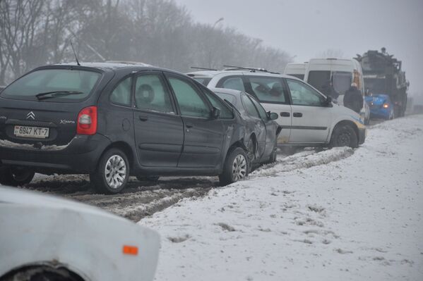 Не менее шести автомобилей получили повреждения в результате ДТП на одном участке дороги - Sputnik Беларусь