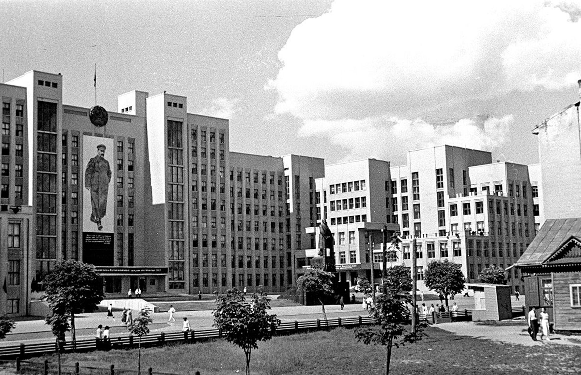 Дом правительства в Минске построен по проекту Иосифа Лангбарда, одного из признанных зодчих XX века, 1938 год - Sputnik Беларусь, 1920, 09.02.2026