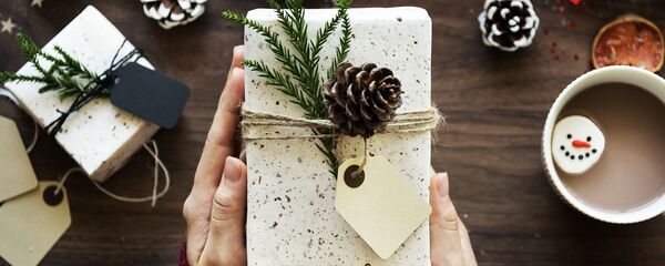 Один из самых приятных моментов в новогодних и рождественских праздниках - дарить и получать подарки - Sputnik Беларусь