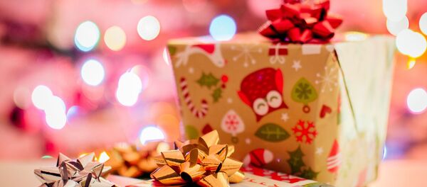 Сладости или мелкие безделушки - не так важно, что будет в подарке, главное, чтобы он был выбран с любовью - Sputnik Беларусь