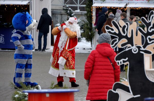 Гостей ярмарки днем развлекают ростовые куклы и традиционные новогодние персонажи. - Sputnik Беларусь