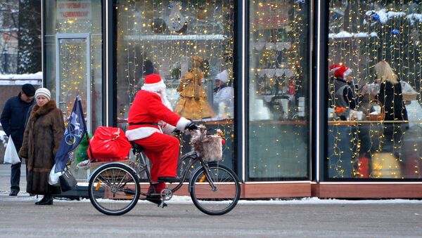 У Ратуши можно было встретить и таких Дедов Морозов - погода пока позволяет передвигаться на велосипеде. - Sputnik Беларусь