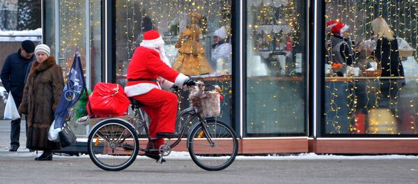 У Ратуши можно было встретить и таких Дедов Морозов - погода пока позволяет передвигаться на велосипеде. - Sputnik Беларусь