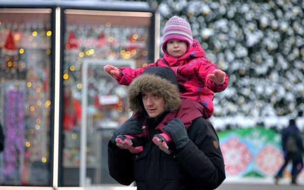 Многие минчане традиционно приходят на места празднования с детьми. - Sputnik Беларусь