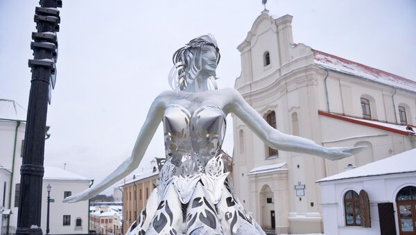Прошедший накануне в Минске снег добавил площади Свободы зимнего колорита. - Sputnik Беларусь
