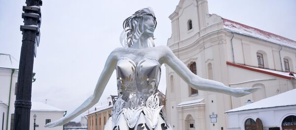 Прошедший накануне в Минске снег добавил площади Свободы зимнего колорита. - Sputnik Беларусь