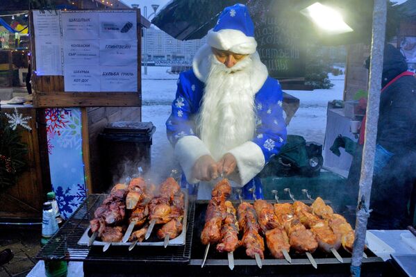Некоторые продавцы шашлыков подошли к делу креативно - за мангалами стоят Деды Морозы. - Sputnik Беларусь